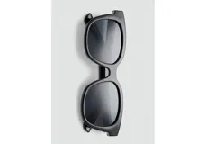 Lentes de sol con armazón de policarbonato negro y diseño cuadrado, con cristales oscuros.