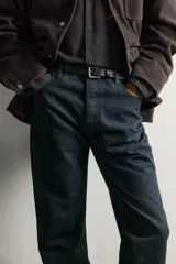 Jeans slim straight fit confeccionados en denim de algodón de origen italiano. Presentan un diseño de cinco bolsillos, tiro bajo, pierna recta y cierre frontal de botonadura.