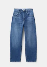 Pantalón de jean azul con corte amplio y diseño tipo balloon, de tiro medio y cierre frontal con botón y cremallera.