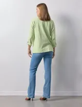 Camperita de mujer Ruby Rd. color verde lima con rayas blancas horizontales. Presenta cuello camisero, cierre frontal con botones metálicos a presión y bolsillos delanteros con solapa. Las mangas son largas y se pueden remangar.