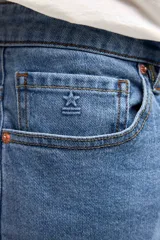 Jean de corte recto clásico con cadera levemente holgada, confeccionado en denim de tono azul claro con acabado lavado.