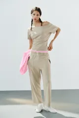 Pantalón de algodón negro con tiro medio, cintura elástica, pierna recta y grandes bolsillos laterales aplicados.