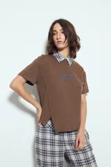 Remera blanca de manga corta con cuello redondo, aberturas laterales y bordado frontal con la frase "LIMITED EDITION" en negro.