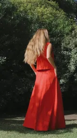 Pollera larga color rojo, de corte acampanado y cintura alta.