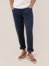 Pantalón de corte slim fit y tiro medio, con diseño clásico de 5 bolsillos y cierre frontal con cremallera. Presenta un lavado especial que le otorga una estética vintage.