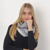 Bufanda tipo cuello infinito color gris confeccionada en tejido acrílico.