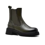 Bota Chelsea de cuero color verde oliva con elástico lateral, caña media y suela track color negro.