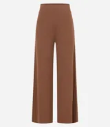 Pantalón pantalona femenino Marfinno de corte amplio y fluido, confeccionado en tejido acanalado con textura vertical y cintura elástica.