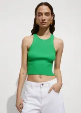 Top crop de tejido de punto fino con textura acanalada, cuello redondo y tirantes anchos. Presenta un diseño entallado sin mangas.
