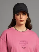 Gorro tipo béisbol negro con diseño acolchado de flores y parche con la letra "R" en el frente.
