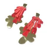 Aros colgantes con forma de flor, con piezas de acrílico en tonos rojo y dorado.