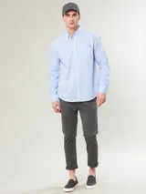 Pantalón chino color verde oliva, de corte slim fit y largo al tobillo.