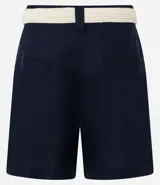 Short azul marino de cintura alta con cinturón de rafia y bolsillos laterales.