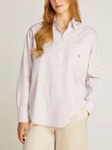 Camisa holgada de popelín de algodón a rayas verticales blancas y rosadas, con bolsillo de parche en el pecho con logo bordado de Calvin Klein.