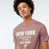 Camiseta color lila de manga corta y cuello redondo, con estampado blanco con el texto "NEW YORK 90 Bedford Street. NY 10014 WEST VILLAGE".