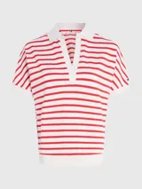 Chomba de piqué de algodón elástico a rayas horizontales rojas y blancas, con cuello tipo polo y escote en V.
