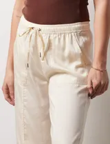 Pantalón palazzo color crudo de lyocell marca Nanette, con pretina elastizada, lazo de ajuste y bolsillos delanteros.