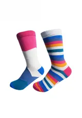 Pack de dos pares de medias de algodón de caña media. Un par presenta un diseño de bloques de color en fucsia, blanco y azul, mientras que el otro par tiene un diseño de rayas horizontales multicolores.