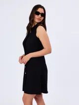 Vestido camisero corto negro, sin mangas, con cuello camisero y cierre frontal de botones.