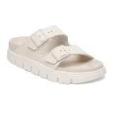 Sandalia Birkenstock modelo Arizona Chunky, color blanco hueso, con dos correas ajustables con hebillas y suela de plataforma dentada.