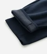 Pantalón de corte barrel en color bordó, confeccionado en tejido de algodón con felpa. Presenta cintura elástica, bolsillos laterales y pinzas en la zona de la rodilla que aportan volumen a la prenda.