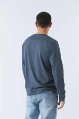 Remera de hombre de manga larga color azul con logo bordado en relieve en el pecho.