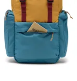 Mochila Columbia Trail Traveler de 28 litros, color mostaza y azul, con detalles en bordó. Cuenta con compartimento para laptop de hasta 15 pulgadas, espalda acolchada, bolsillo frontal para accesorios, correa de esternón ajustable, dos bolsillos exteriores con cremallera y panel inferior acolchado.