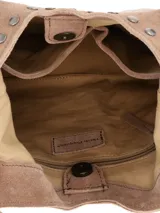 Cartera de hombro de gamuza marrón, estilo hobo, decorada con tachas metálicas en los bordes y las asas.