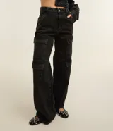 Pantalón estilo años 90 de tiro alto confeccionado en jean, con bolsillos cargo en los laterales y trabillas en la cintura.