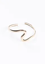 Brazalete dorado con forma de ola, ajustable para el brazo.