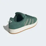 Championes Adidas Campus 00s de diseño retro, confeccionados en gamuza color verde con las icónicas tres tiras laterales en un tono verde más claro. Presentan suela de goma color blanco hueso con base de caucho natural y cierre de cordones al tono.