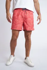 Short de baño con cintura elástica y cordón ajustable, confeccionado en tela ligera de secado rápido. Presenta un estampado botánico integral en tonos amarillos, blancos y azules, con dos bolsillos delanteros y uno posterior.