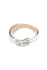 Cinturón blanco con detalle de tachas metálicas plateadas en los bordes y hebilla metálica plateada.