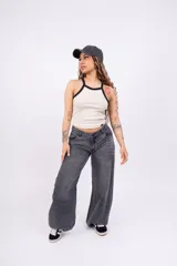 Top de rib con lycra, de corte ajustado y diseño sin mangas con cuello redondo y ribetes en contraste color negro.