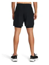Short deportivo 2 en 1 de Under Armour, compuesto por un pantalón corto exterior ligero y un short de compresión integrado. Presenta cintura elástica con cordón, bolsillos laterales y logo reflectante en la pierna.