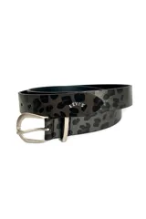Cinturón Levi's con estampado animal print en tonos grises y hebilla metálica plateada.
