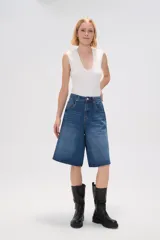 Bermuda de jean azul, corte ancho y tiro medio.