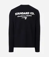 Remera de manga larga confeccionada en tejido de algodón con textura tipo waffle. Presenta un diseño de calce regular con estampado tipográfico en la espalda y cuello redondo.