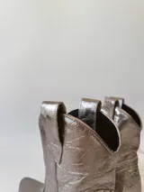 Botas texanas de cuero color peltre con bordados en el empeine y caña media.