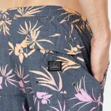 Short de baño Maui and Sons con estampado floral en tonos rosados y naranjas sobre base gris oscuro. Cuenta con cintura elástica con cordón ajustable y corte corto.