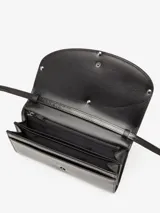 Cartera Diesel tipo sobre, color dorado metalizado, con logo ovalado en relieve. Incluye correa desmontable para usar como bandolera.