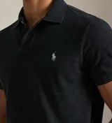 Remera polo de algodón color rosado, corte Custom Slim Fit, manga corta y cuello con botones. Cuenta con el logo bordado en el pecho.