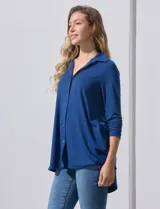 Camisola azul de manga tres cuartos, marca Rio & Rian. Cuello con solapa y abertura central con botones. Manga con detalle fruncido.