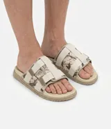 Ojota slide Viko para hombre, con estampa camuflada y tiras ajustables con velcro, confeccionada en materiales sintéticos y suela de goma.