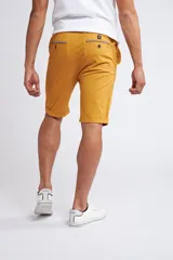 Bermuda tipo chino de gabardina, con cierre y botón frontal, bolsillos laterales y traseros, y dobladillo en el ruedo.