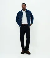 Campera de jean Marfinno en color azul índigo, con cuello inglés, cierre frontal con botones metálicos, dos bolsillos frontales con solapa y costuras reforzadas.