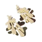 Aros colgantes con forma abstracta, compuestos por piezas de acrílico color beige y dorado espejado.
