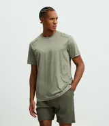 Remera deportiva de hombre con tecnología Dry, confeccionada en tejido técnico transpirable de secado rápido. Presenta cuello redondo, mangas cortas y detalles texturizados con líneas reflectantes en los hombros.