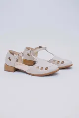 Sandalias rojas de cuero con talón cubierto, pulsera con hebilla al tobillo, puntera cerrada con aberturas circulares y taco bajo de madera.