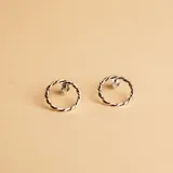 Aros tipo argolla de diseño trenzado, fabricados en plata 925.